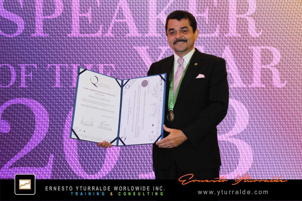 Reconocimiento Speaker of the Year otorgado a Ernesto Yturralde | Formación de Formadores